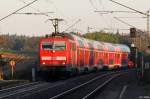 DB 111 220-0 vor letztem Radlzug 2011 RE 4647 Nrnberg - Passau, KBS 880, fotografiert bei Einfahrt in Deuerling im ersten Morgensonnenschein am 02.10.2011