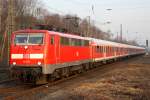 Die 111 119 zieht den RB35 Verstrker von Dsseldorf nach Emmerich in Dinslaken ein am 16.03.2012