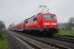 111 122 steht auf freier Strecke mit RE4, am B Km 24 bach-Palenberg Zweibrggen, am 30.3.12