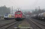 111 201-0 erreicht am 13. April 2012 mit dem morgendlichen Pendlerzug aus Saalfeld den Kronacher Bahnhof auf Gleis 3. Derweil wartet auf Gleis 1 eine 152 mit einem Kesselzug auf die Streckenfreigabe in Richtung Saalfeld. Auf Gleis 2 ist das Signal gerade fr einen weiteren Gterzug auf grn gesprungen und auf Gleis 5 pausieren zwei 146er samt Euro-Express-Wagen.