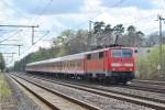 111 198-8 durchfhrt bei Strahlend Blauen Himmel den Bahnhof Dreieich-Buchschlag am 20.04.2012.