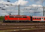 111 119-4 der DB schiebt einen Nahverkehrszug am 07.08.2011 vom Hbf Kln auf die Hohenzollernbrcke in Richtung Deutz.