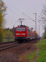 In Richtung Rheydt schiebt die 111 158-2 eine RE4 kurz hinterm Bahnbergang Herrather Linde am Abend des 17.4.2012............