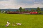 111 074 zog den RE 19460 mit vier Euro-Express-Wagen auf dem grünen Feld nach Stuttgart Hbf vor Urbach(b Schorndorf) am 18.05.2012.