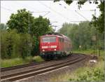 Elegant legt sich die 111 111 in die Kurve, am Haken ein Regional Express.
Zwei Tauben haben sich vorab schonmal einen Logenplatz besorgt und betrachten
die Szenerie vom rechten Fahrdraht aus. Location: bach Palenberg/31 Mai 2012.