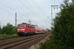 Die 111 135-0 fuhr am 11.06.2012 mit einem RE von Emden nach Mnster, hier bei Neermoor.