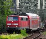 I Noch fhrt er, der alte RE9 mit 111 015 und Doppelstockwagen, wie hier beim Verlassen der Hohenzollernbrcke in Kln Deutz.