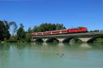 Die 5 Stockenten interessieren sich wohl nicht sehr fr die 111 die mit ihren n-Wagen am 16.06.12 die Saalachbrcke bei Freilassing berquert.