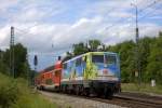 Die 111 066 (200 Jahre Biergarten) am 13.07.2012 mit einem RE von Mnchen nach Salzburg bei der Ausfahrt aus Aling.