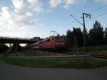 Am 09.08.2012 zieht 111 003 ihre Regionalbahn in den Bahnhof Ohlstadt.
