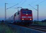 Am Bahnbergang In der Schley/am Chur kommt die 111 117 mit einer RE4 nach Aachen herangefahren am Abend des 1.10.2012 im letzten Abendlicht