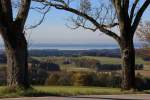 Panoramablick auf den Bogen von Axdorf :
Zwei DB 111er bespannen am 20.10.12 einen Regionalzug von Salzburg nach Mnchen.
Im Hintergrund ist der Chiemsee gut zu erkennen.
