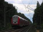 111 mit RE 14122 Mnster Hauptbahnhof-Emden Auenhafen bei Devermhlen am 25-8-2012.