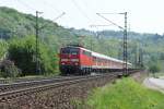 Am 23/04/2011 zog 111 069-1 einen Fussballsonderzug mit Fans des 1.FC Kaiserslautern zum Bundesligaspiel nach Gelsenkirchen. Damals war die Welt fr die Lauterer noch in Ordnung, denn sie gewannen ihr Spiel auf Schalke mit 1-0. Das Bild entstand auf der rechten Rheinseite kurz vor Erpel.