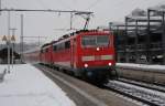  Bahnsteigbild  des RE4 Wupperexpress auf dem Weg nach Aachen, in Herzogenrath am 26.1.2013. Zug Lok ist 111 012 und hat noch eine Weitere 111er am Harken.