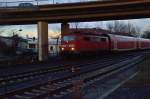 Unter der Straenbrcke ber die Kbs 485 in Korschenbroich befindet sich die 111 012 mit einem RE4 Dostock-Zug. 30.1.2012