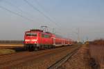 111 122 mit dem RE 10450 (Dsseldorf Hbf - Aachen Hbf) in Bttgen am 18.02.13. Seit Fahrplanwechsel Dezember 12, fahren zwei der insgesamt 4 Verstrker mit 111 + Dostos