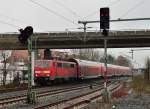 Eingerahmt zwischen den Beiden Signalen kommt die 111 158-2 mit einem RE4-Zug durch Korschenbroich.10.3.2013