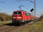 Einen RE4 Zug nach Dortmund schiebt die 111 012 hier am Ortsausgang von Bttgen nach Neuss Hbf, dem nchsten Halt auf ihrem Weg. 7.4.2013