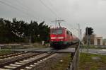 111 119 schiebt beim B Herrather Linde einen RE4 Zug nach Dortmund dem Rheydter Hbf entgegen.10.4.2013