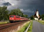 (Bild Numero 5000)   Die 111 046 mit dem Radlzug nach Ulm am 19.06.2011 unterwegs bei Hausbach.