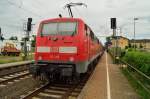 Gerade hat die 111 149 ihren RE4 Zug aus Aachen kommend in den Bahnhof Lindern geschoben und alte Fahrgste ausgespuckt und  neuengeschluckt, bevor sie sich wieder auf den Weg nach Dortmund macht. 22.6.2013