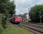 Gerade hat die 111 122 den Bahnhof Geilenkirchen erreicht und rollt jetzt an den Bahnsteig.