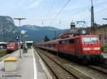 Soeben hat 111 037 RB 30628 von Mittenwald - Mnchen auf Gleis 1 des Bahnhof Garmisch-Partenkirchen geschoben, nun kann der auf Gleis 3 wartende Gegenzug mit 111 021 seine Fahrt fortsetzen. Und dass, wie es heisst,  in Bayern die Uhren anders gehen , stimmt tatschlich. - 16.06.2006 
