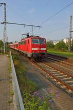 Als Verstrkerzug kommt diese RE 4 auf Gleis 4 des Rheydter Hbf eingefahren, gezogen von der 111 125-1. Bald setzt sie ihre Fahrt nach Aachen Hbf fort. 29.8.2013