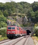 111 173 kommt am 31.7.13 mit der RB 59154 Mnchen - Treuchtlingen aus dem Esslingerbergtunnel. Die 633 Meter lange Rhre krzt eine 5 km lange Altmhlschleife zwischen Dollnstein und Pappenheim ab.