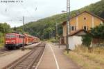 111 222 hlt am 31.7.13 mit der RB 59150 Mnchen - Nrnberg in Solnhofen. Zur Sicherung der Reisenden am Zwischenbahnsteig ist der Bahnhof immer noch besetzt.