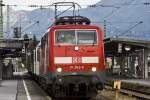 111 043-6 mit einem Regionalzug im Bahnhof Freilassing ist zur Abfahrt nach Traunstein bereit.