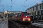 111 023-8 mit dem RE 79041 (München Hbf - Freilassing) am Abend des 12.08.13 in München Hbf