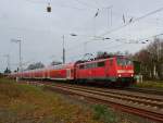 Am Sonntagnachmittag den 8.12.2013 verlässt ein von der 111 128 gezogener RE4 Dostockzug den Rheydter Hbf in Richtung Aachen Hbf.