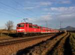 Die 111 005 mit einem M nach München am 28.12.2013 unterwegs bei Straß.