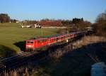 111 005 mit einem Meridian-Ersatzzug am 30.12.2013 bei Bergham.