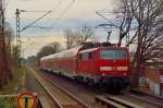 111 157-4 schiebt hier einen RE4-Zug die Rampe nach Korschenbroich hinunter, gerade hat der Zug die S-Bahnstation Lürrip durchfahren..