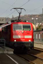 Etwas schüchtern versteckt sich im Schatten des Empfangsgebäudes die 111 080, die mit einigen N-Wagen zwischen Neckarsulm und Neckarelz im Pendel verkehrt. 18.2.2014