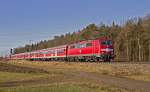 Bei  Traumwetter  ist 111.005 mit einem Meridianersatzzug am 8.01.2014 bei Zorneding in Richtung Südosten unterwegs.