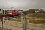 111.019 überquert am 14.01.2014 als Meridianersatz bei bayerischen  Sauwetter  den Bahnübergang Vogl.