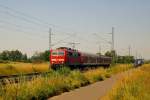 Wettrennen zwischen 111 224-2 und einem Traktor neben einem Feldweg zwischen Hallstadt und Breitengüßbach nördlich von Bamberg 07.07.2013