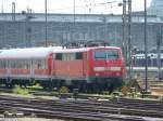 111 052-7 steht hier gerade im Gleisvorfeld des Münchner Hbf. Fotografiert von der S-Bahn Station München-Hackerbrücke aus, 12.06.2014.