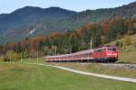 111 123-6 mit RB 59499 München Hbf - Mittenwald am 21.10.2013 kurz vor Klais.