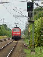 111 129 schiebt einen RE4-Zug nach Mönchengladbach. Hier ist er durch Wickrath und fährt nun am Rheydter Rangierbahnhof vorbei in den Hbf seinem vorletzten Halt vor Mönchengladbach Hbf. 21.6.2014