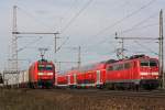 145 030 mit Containerzug und 111 142 mit RE am 19.10.13 in Dedensen-Gümmer.