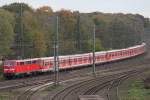 111 100 überführte am 26.10.14 drei 420er nach Hamm.Hier in Duisburg-Entenfang.