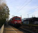 111 116 DB kommt die Kohlscheider-Rampe hoch aus Richtung Neuss,Herzogenrath mit dem RE4 aus Dortmund-Hbf-Aachen-Hbf und fährt durch Kohlscheid in Richtung Richterich,Laurensberg,Aachen-West bei schönem Novemberwetter am Morgen vom 3.11.2014.