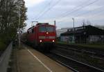 111 009-7 DB kommt die Kohlscheider-Rampe hoch aus Richtung Neuss,Herzogenrath mit dem RE4 aus Dortmund-Hbf-Aachen-Hbf und fährt durch Kohlscheid in Richtung Richterich,Laurensberg,Aachen-West bei Regenwolken am Morgen vom 5.11.2014.