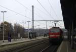 Ein Nachschuss von der 111 101-2 DB schiebt den RE4 aus Aachen-Hbf-Dortmund-Hbf und kommt aus Richtung Aachen-Hbf,Aachen-Schanz,Aachen-West,Laurensberg,Richterich,Kohlscheid und hilt in Herzogenrath