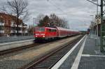 Mit einem Dostock ist die 111 122 bei der Durchfahrt mit einem RE4 nach Aachen in Korschenbroich zu sehen. 15.1.2015